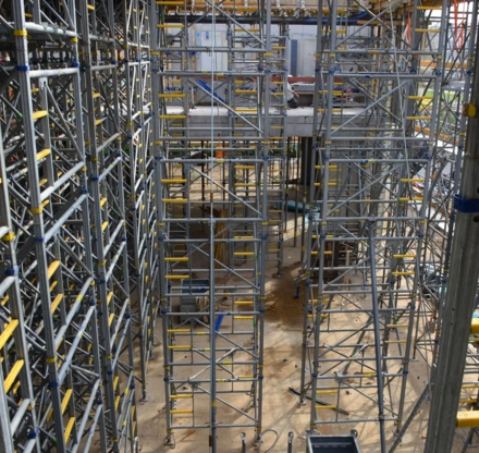 Rohbau Aula Gerüst hoch