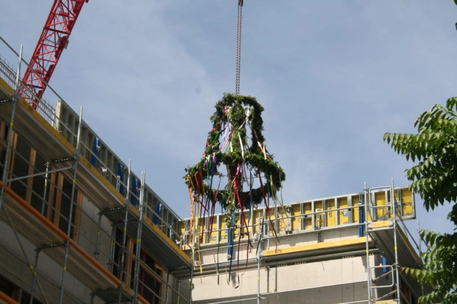 Richtfestkrone über dem Rohbau