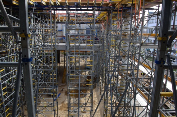 Rohbau Aula Gerüst quer