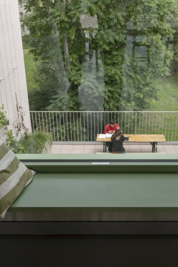 Grünes Klassenzimmer: Blick nach draußen auf zwei arbeitende Schüler am Tisch