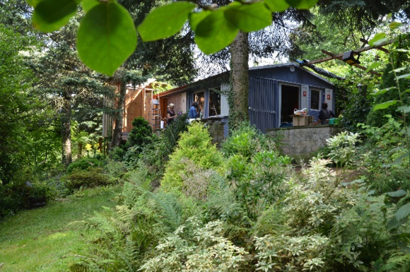 Haus in der Natur auf Außengelände inm Struppen