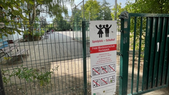 geöffneter Schulhof