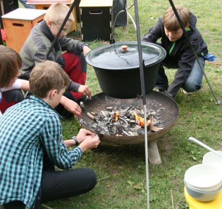 2019 Schüler an Feuerschale mit Struppen-Suppe
