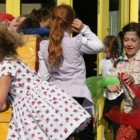 2012 Spielende Kinder zum Schulfest