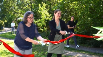 Schulhoföffnung mit Frau Jähnigen