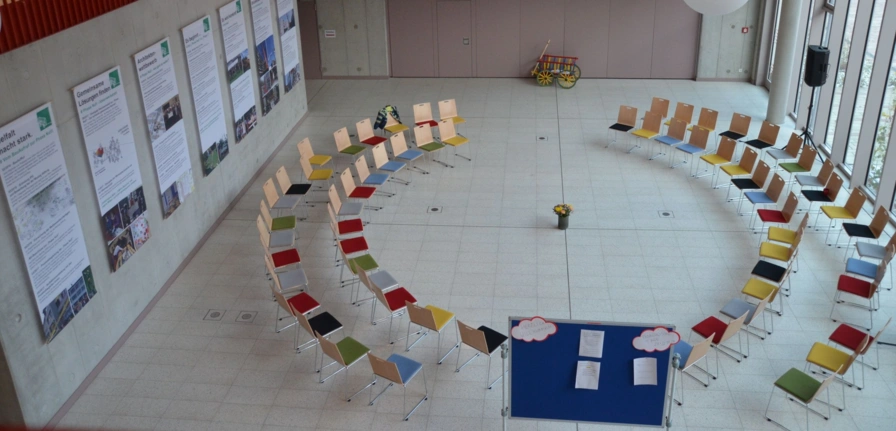 Stuhlkreis in der Aula