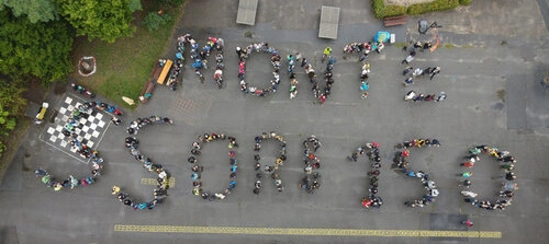 Maria Montessori 150 mit Personen gestellt