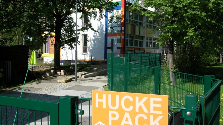 Eingangstor mit Logoschild des Kinderhauses.