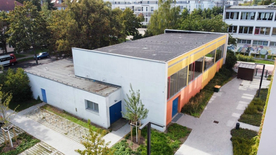 Luftbild Turnhalle und Sportplatz