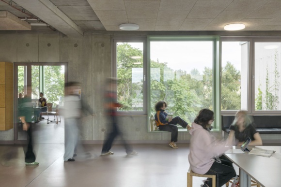 Eindruck eines Lernraumes während der Lernzeit mit diversen Schüler:innen