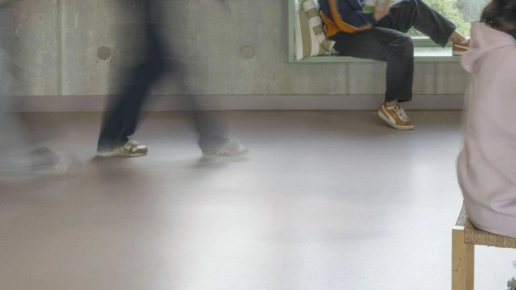 Offener Lernraum mit Menschen in Bewegung.