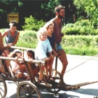 Kinder im Leiterwagen