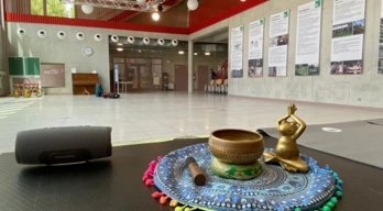 Zeichnung einer Frau mit einem Kind, das Yoga macht