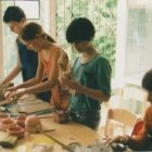 Kinder beim Töpfern