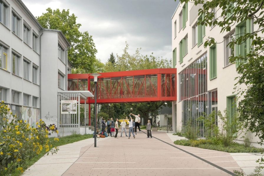 Neubau und Altbau mit Brücke