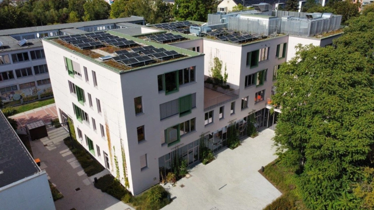 Neubau von oben mit Photovoltaik