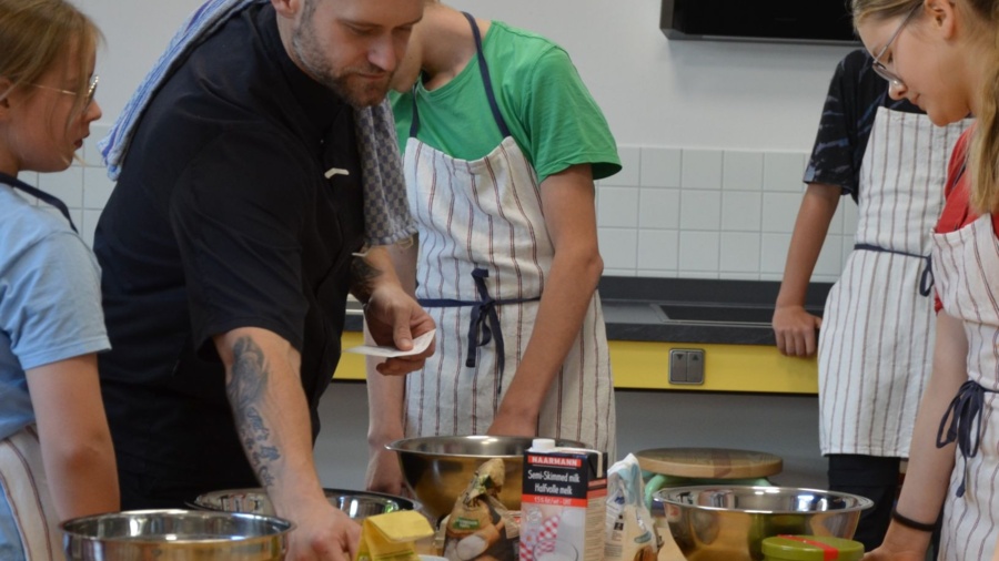 Kinder Kochen in der Kinderküche