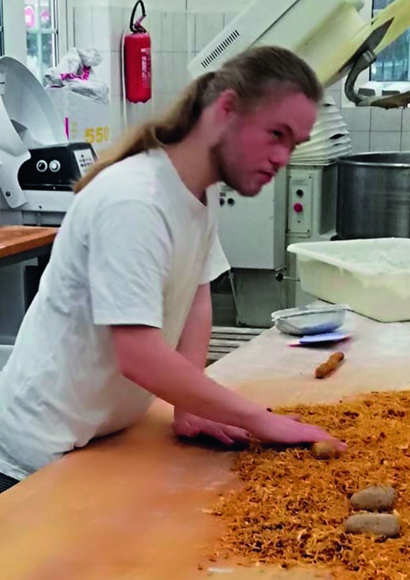 Schüler der Praxisstufe beim Kochen