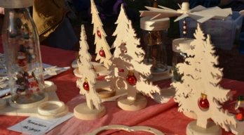 Holztannen ausgesägt und gestaltet