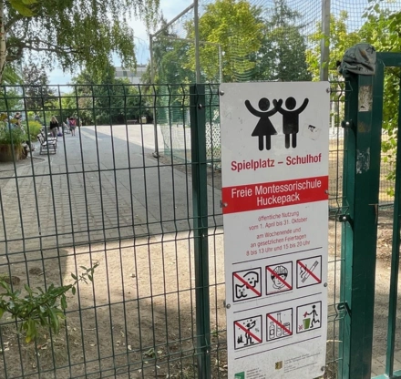 Offener Schulhof 2025 Schild am Eingang