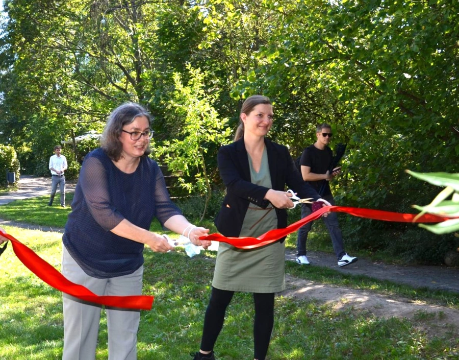 Schulhoföffnung mit Frau Jähnigen