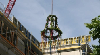 Richtfestkrone über dem Rohbau