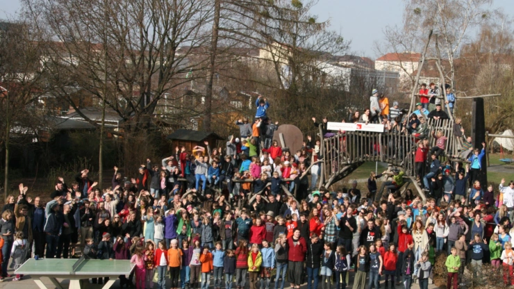 Leerer Stuhlkreis in der Aula von oben.