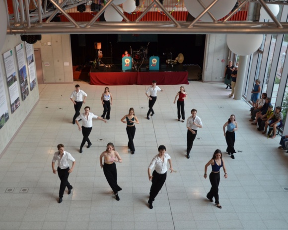 Tanzgruppe in der Aula