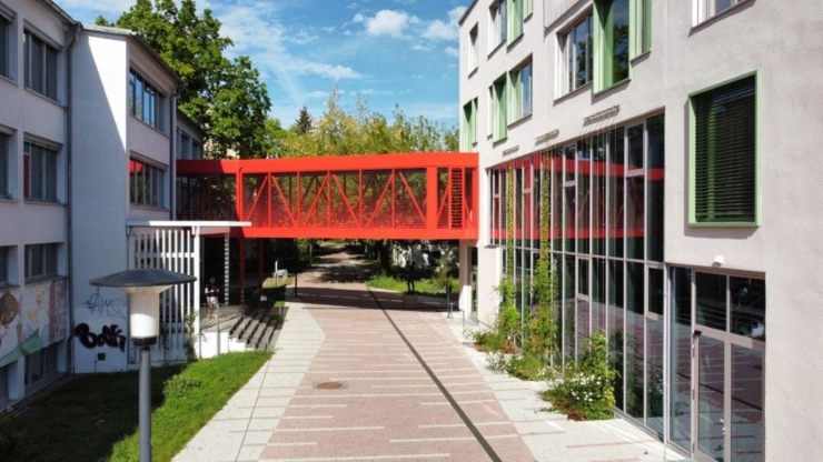 Maria-Montessori-Weg mit beiden Schulgebäuden und Brücke