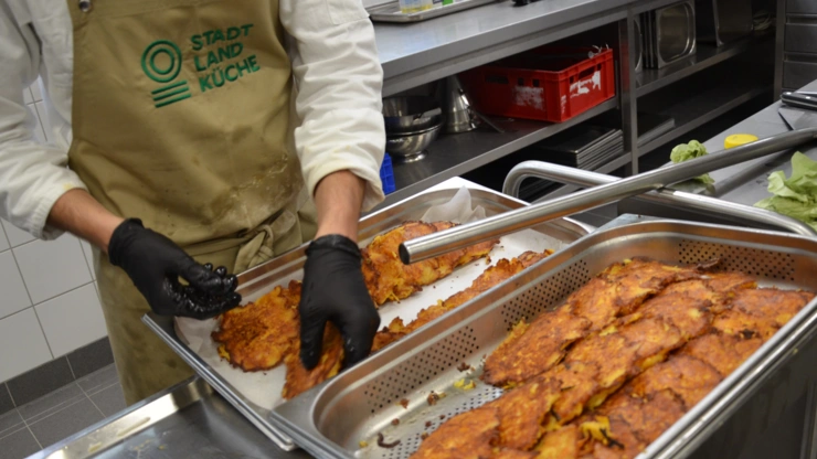 Gemüsepfanne angerichtet auf weißem Teller.