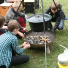 2019 Schüler an Feuerschale mit Struppen-Suppe