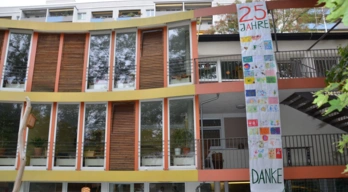 Kinderhaus mit Banner